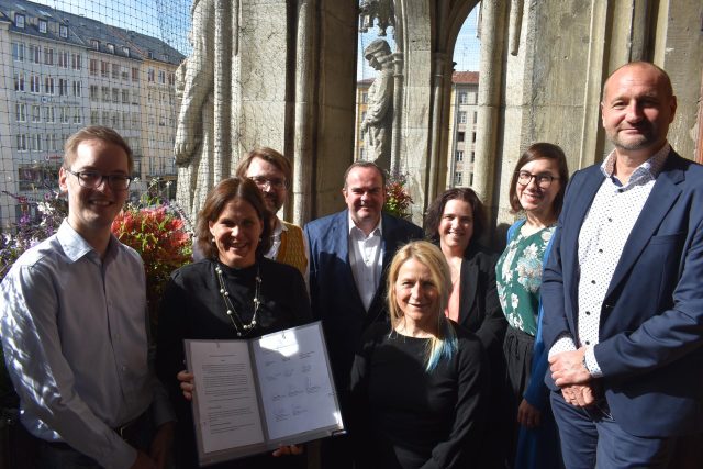 Die Gründungsmitglieder des Auszubildendenwerks München (v.l.): Kristofer Herbers, Jugendsekretär der DGB Jugend München, Bürgermeisterin Verena Dietl, Stadtschulrat Florian Kraus, Wirtschaftsreferent Clemens Baumgärtner, Sozialreferentin Dorothee Schiwy, Stadtdirektorin im Planungsreferat Jacqueline Charlier, die Vorsitzende Judith Greil für den Kreisjugendring München-Stadt und Personalreferent Andreas Mickisch (Foto: Christopher Jones/KJR)