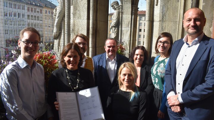 Die Gründungsmitglieder des Auszubildendenwerks München (v.l.): Kristofer Herbers, Jugendsekretär der DGB Jugend München, Bürgermeisterin Verena Dietl, Stadtschulrat Florian Kraus, Wirtschaftsreferent Clemens Baumgärtner, Sozialreferentin Dorothee Schiwy, Stadtdirektorin im Planungsreferat Jacqueline Charlier, die Vorsitzende Judith Greil für den Kreisjugendring München-Stadt und Personalreferent Andreas Mickisch (Foto: Christopher Jones/KJR)