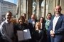 Die Gründungsmitglieder des Auszubildendenwerks München (v.l.): Kristofer Herbers, Jugendsekretär der DGB Jugend München, Bürgermeisterin Verena Dietl, Stadtschulrat Florian Kraus, Wirtschaftsreferent Clemens Baumgärtner, Sozialreferentin Dorothee Schiwy, Stadtdirektorin im Planungsreferat Jacqueline Charlier, die Vorsitzende Judith Greil für den Kreisjugendring München-Stadt und Personalreferent Andreas Mickisch (Foto: Christopher Jones/KJR)